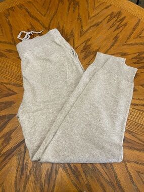 Quince cashmere sweatpants in Oatmeal with cashmere comb